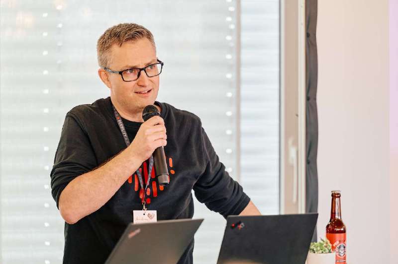 Andreas Meck with microphone