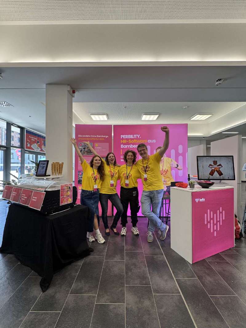 Messestand mit Team